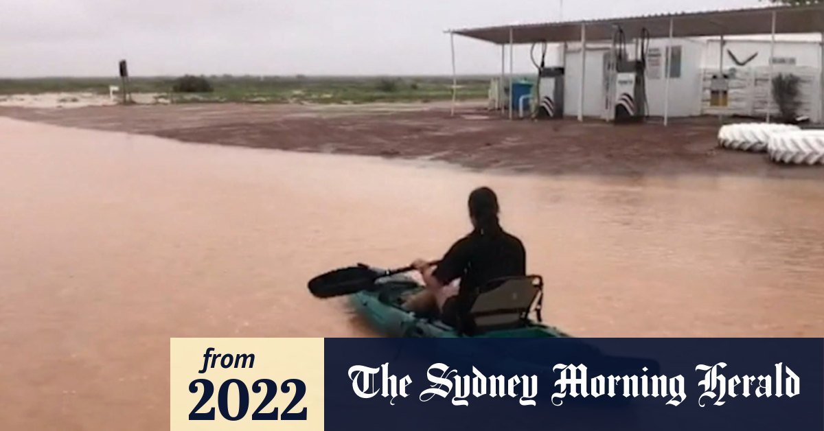 Video Stranded travellers airlifted out of floodstricken Coober Pedy